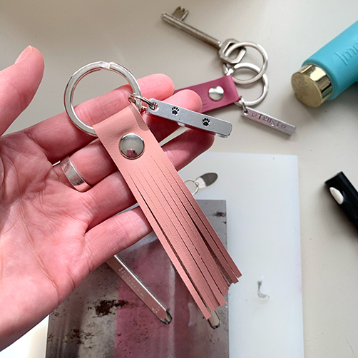 blush roze sleutelhanger met metalen balkje