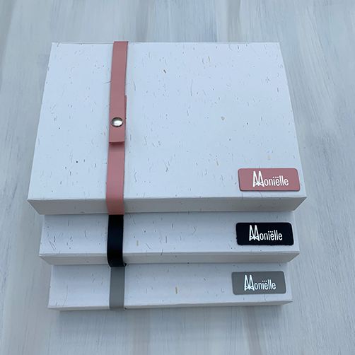 3 gift boxen gestapeld op elkaar in verschillende kleuren